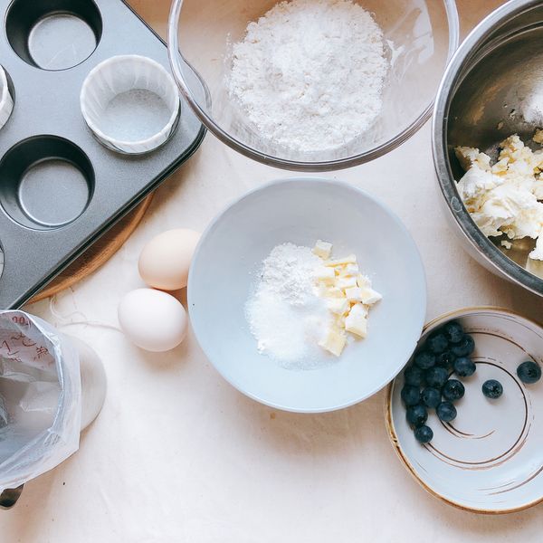 整個過程很快，提前預熱烤箱180℃。
蛋糕糊材料中的低粉和泡打粉提前拌勻。