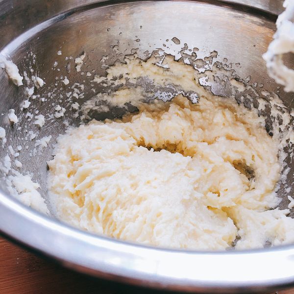 攪打至發白，體積膨脹。