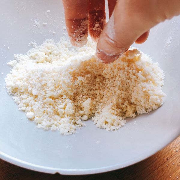 製作酥粒：黃油中加入低粉和細砂糖，用指尖搓成碎屑，冷藏備用。