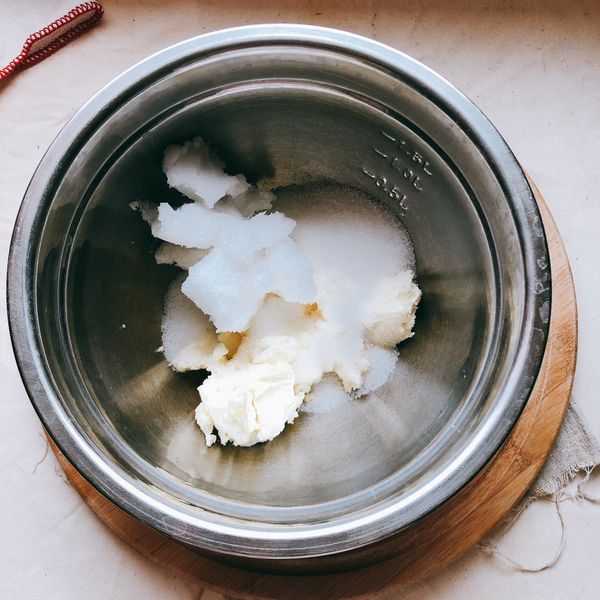 盆中入軟化的椰子油（or奶油）、奶油乳酪、糖。
*奶油乳酪和黃油可以隔熱水先軟化至手指輕鬆壓扁。