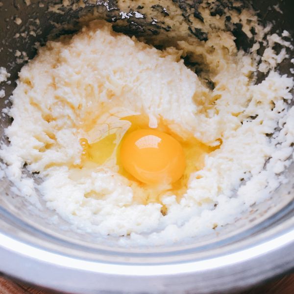 兩顆雞蛋分次加入，每次攪打至完全融合再入下一顆。