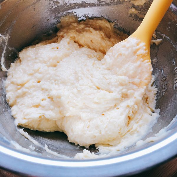 入低粉泡打粉，用刮刀壓拌、翻拌、切拌至混合均勻。
請勿過度攪拌。