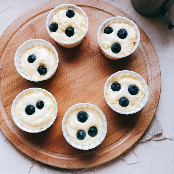 放上新鮮藍莓或者其他漿果，或巧克力豆等。
*藍莓用手指壓入麵糊一半，否則可能會被烘烤中的麵糊“吐”出來。