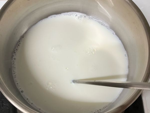 鮮奶用小火加熱，加入細砂糖慢慢攪拌❤️