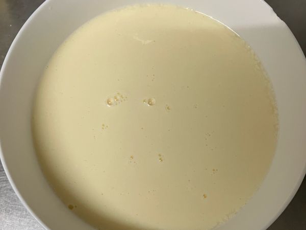 2顆蛋打成蛋液，把鮮奶加入蛋液中，攪拌均勻後，過篩2次❤️