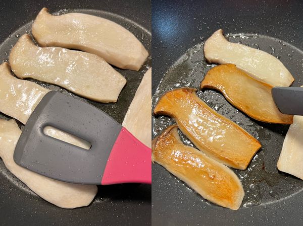 放入一片一片的杏鮑菇，表面煎至金黃，翻面繼續煎至兩面都呈金黃色