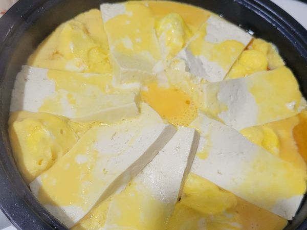 板豆腐切片0.5公分
下鍋煎2分鐘
淋蛋液蓋鍋蓋2分鐘