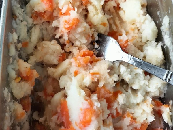 馬鈴薯洗淨去皮切片
紅蘿蔔洗淨去皮切片
放入電鍋蒸至用叉子可以壓成泥狀即可