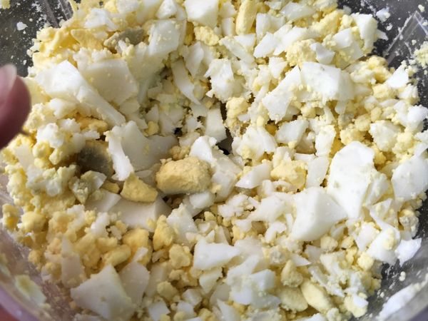 水煮蛋打碎備用
ps.不用打太碎碎這樣會有點口感