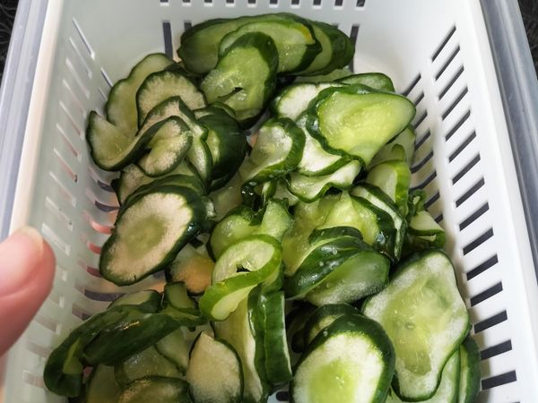 小黃瓜切片用鹽巴抓拌後擠乾去除苦水
ps.這樣的的小黃瓜拌在沙拉裡會更脆口也不容易在出水