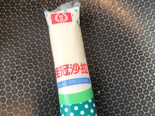 我上面的材料混合後加入少許的鹽和黑胡椒拌勻後
再加入一條沙拉整個攪伴均勻後即可放入冰箱冰鎮
大約3-4個小時後就有冰冰涼涼又開胃的馬鈴薯沙拉了！

不論是單吃會是夾麵包都是超美味