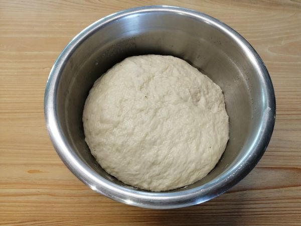 將麵皮材料混勻，揉成有筋性的麵糰，置室溫2小時或放冰箱冷藏發酵隔夜。