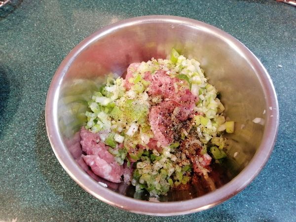 製作餡料，將餡料材料放入容器中，調味後拌出黏性。