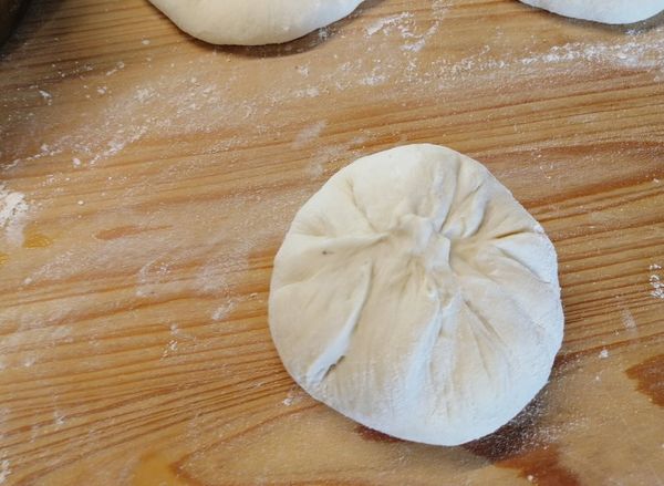 往上捏合收口。