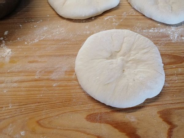 壓成扁平的派餅。再靜置發酵20分鐘。