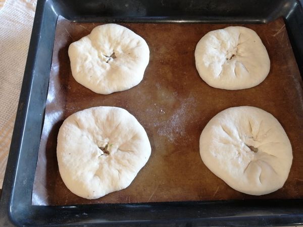 以180℃預熱好烤箱，將豬肉餡餅放在烤盤，表面抹上橄欖油，中心剪開小口，讓烘烤時熱空氣可以出口，以免餡餅撐破。烤25分鐘。