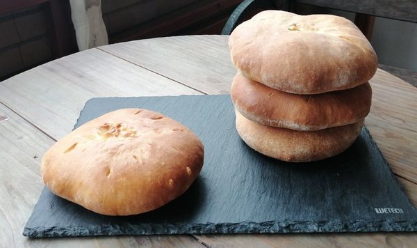 烤好出爐。外皮脆內鬆軟，搭上多汁的肉餡，好吃。