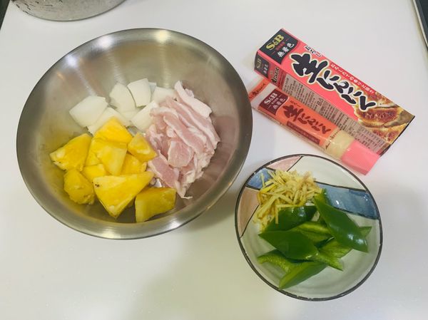 主要材料有豬肉、鳳梨、洋蔥、青椒、薑絲與 S&amp;B 生蒜泥醬