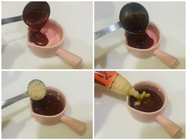 依序將番茄醬、烏醋、糖和 S&amp;B 生蒜泥醬加入醬料碟中