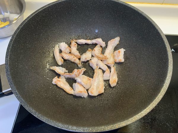 大火熱鍋加油，先將肉片煎至兩面焦黃