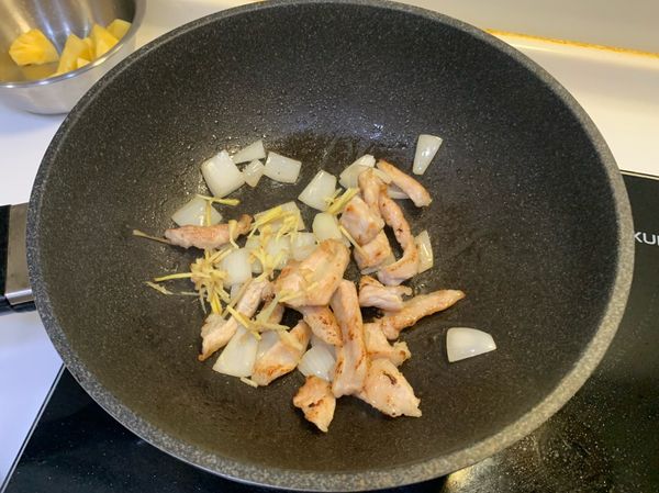 再放入洋蔥和薑絲翻炒爆香