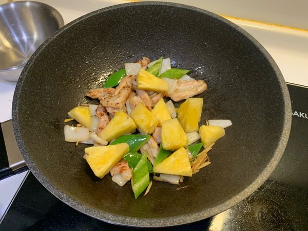 有香氣後，再加入青椒與鳳梨
（青椒也可以替換成彩椒）