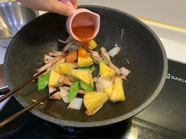 這時候將調製好的醬汁倒入，之後翻炒混和均勻