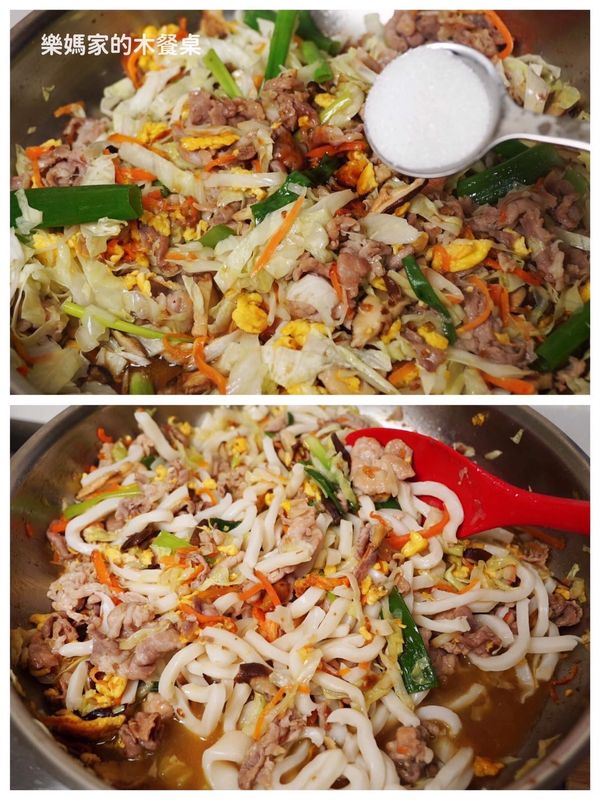 加入高麗菜和蔥段炒軟，加入調味料炒香炒勻。
倒入香菇水+清水。
放入烏龍麵拌炒至麵體吸飽湯汁上色，倒些香油在鍋邊拌炒。試一下味道斟酌加鹽或醬油，就可以起鍋囉！