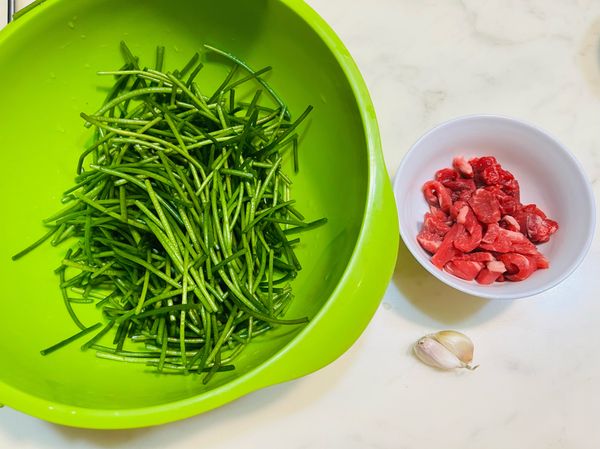 準備食材，水蓮洗淨切段，牛肉切絲，蒜頭切細末