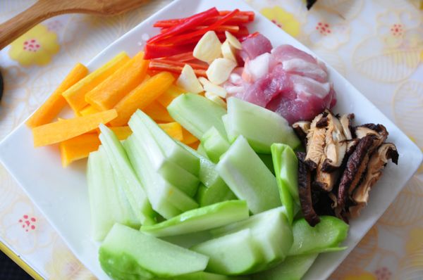 將佛手瓜與胡蘿蔔切薄片狀，辣椒、香菇泡軟後切絲、蒜末、五花等食材準備好