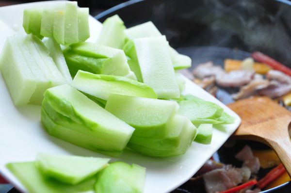 接著放入佛手瓜薄片