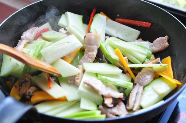 加少許的鹽巴均勻的拌炒，倒入少許的香菇水