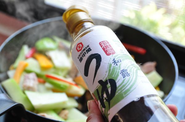 再加入微甘甜的和露醬油拌炒數下即可
