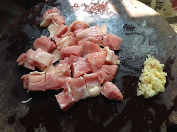 雞腿肉切丁，蒜頭也切末