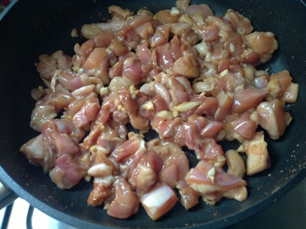 醃好的肉拌入少許太白粉，熱好鍋不加油利用雞皮油脂就可以
將雞腿肉下鍋鋪平煎至恰恰翻面續煎