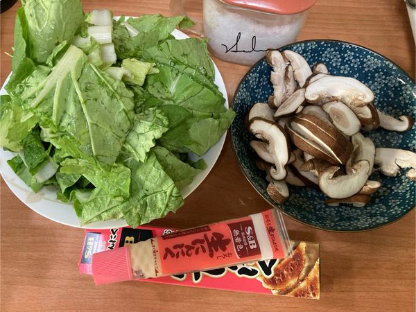 材料備齊，香菇洗淨切片及小白菜洗淨切段。
