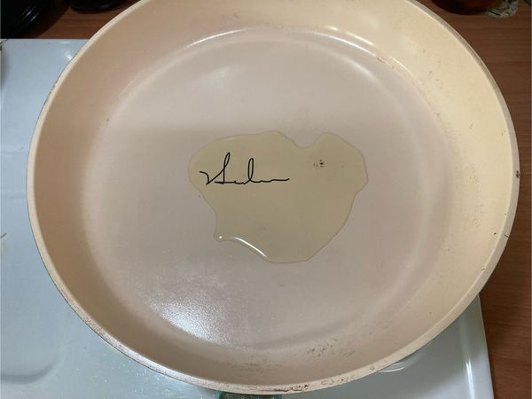 鍋內放2匙油。小火。