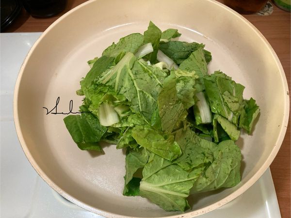 油熱後先放入小白菜拌炒。中火。