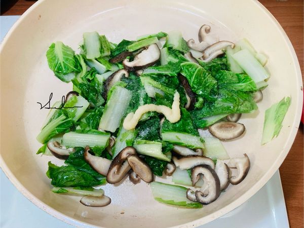 變色後加鹽及S&amp;B生蒜泥醬拌炒，30秒即熄火起鍋。（勿需炒久）