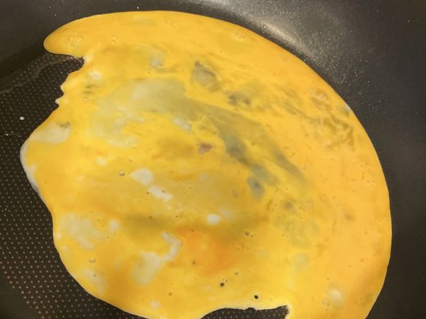 蛋打勻
冷鍋下一點油
熱鍋之後下蛋液