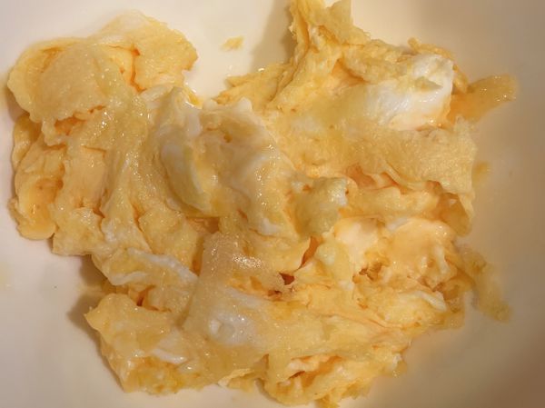 蛋炒至定型取出備用