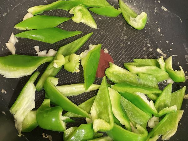 鍋中放一點油
下蒜頭爆香
放入青椒拌炒至變軟