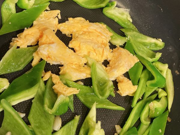 倒入蛋一起拌炒