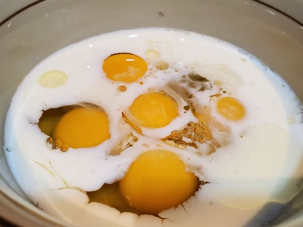 加少許牛奶，油，菜脯，糖，蔥花，一起打散，下鍋煎