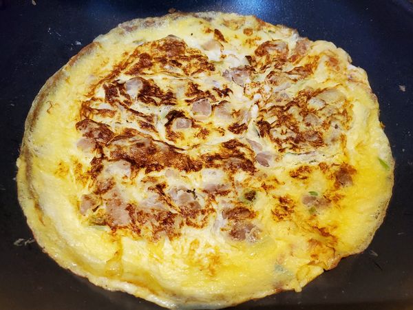 煎熟翻面再煎一下即可盛盤起鍋喔！