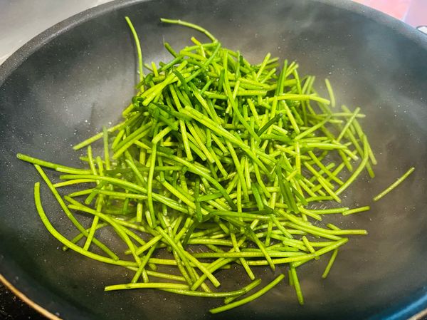 香氣出來後，放入水蓮大火快炒