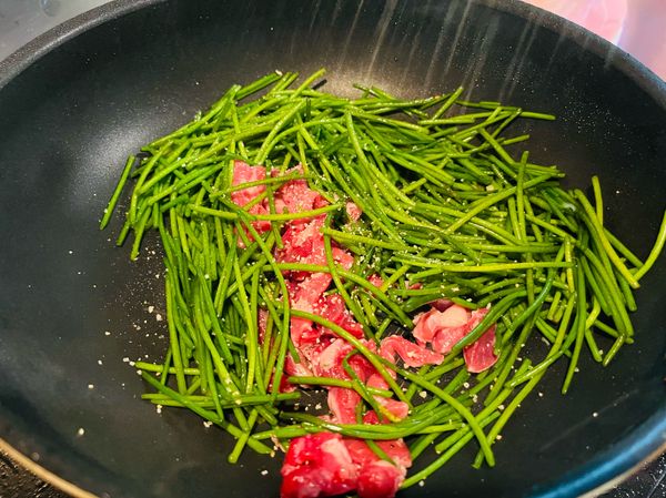 加入蒜鹽和少許米酒拌炒，增加風味