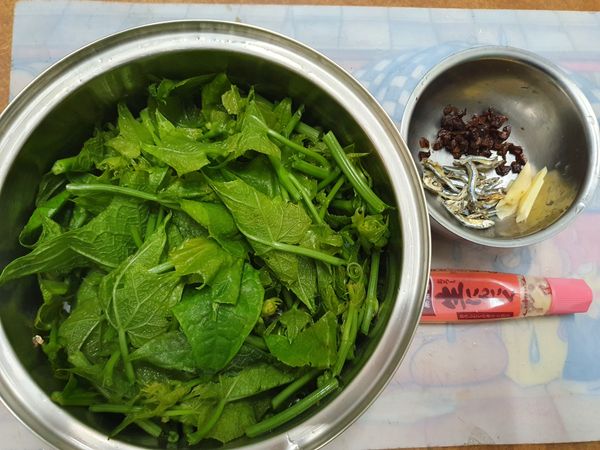 備料
龍鬚菜先將梗的部份去掉老的部份
小魚乾稍微清洗
豆豉清洗後切末
