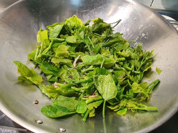 加入龍鬚菜，加入調味料