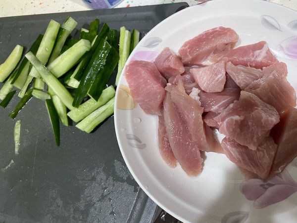 將小黃瓜切段（中間部分我有切掉）、豬肉切塊